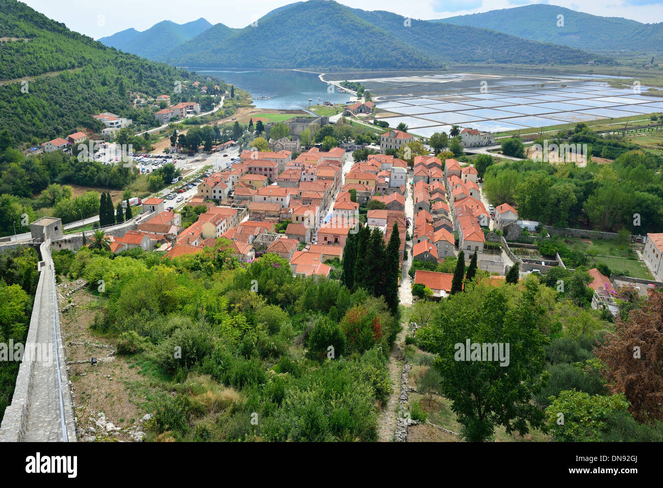 Vista dalle mura fortificate che si affaccia sulle saline che hanno reso Ston prezioso nella Repubblica di Ragusa (Dubrovnik), Croazia Foto Stock