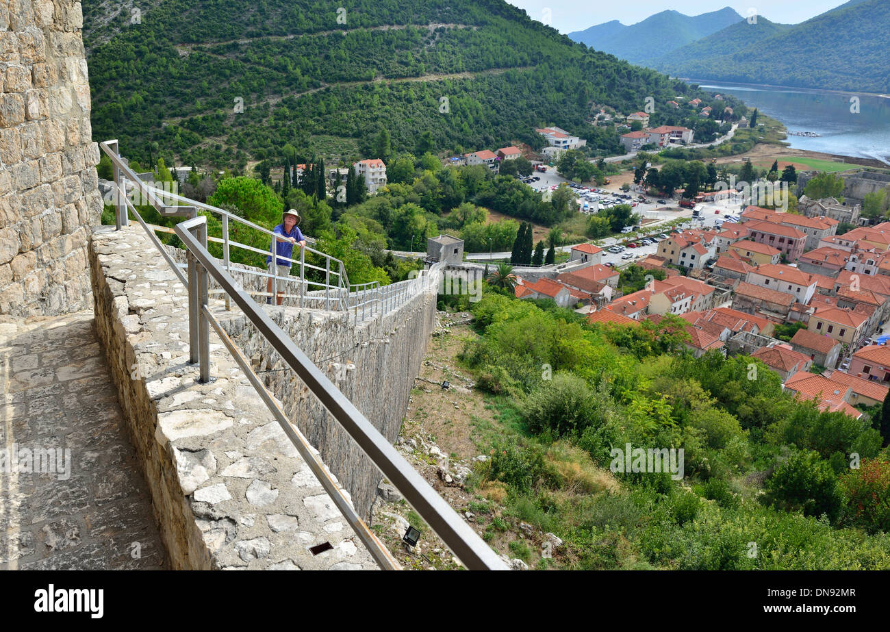 Vista dalle mura fortificate che si affaccia sulle saline che hanno reso Ston prezioso dalla Repubblica di Ragusa (Dubrovnik), Croazia Foto Stock