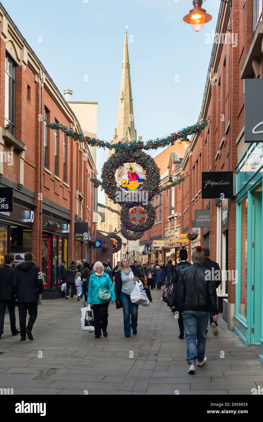 Christmas Shopper in Durham High Street Foto Stock