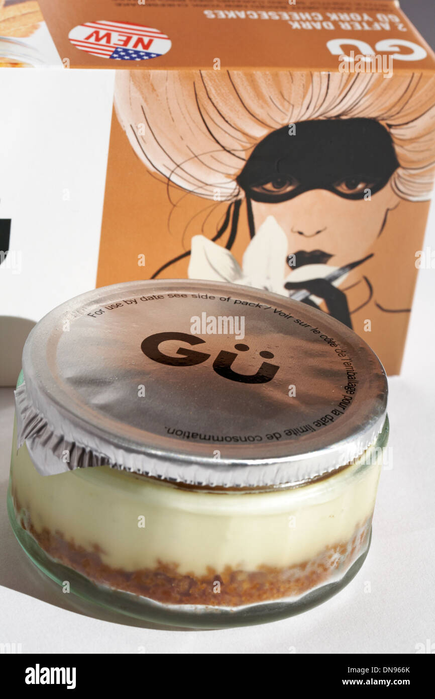 Gü 2 dopo il buio Gu York Cheesecake impostato su bianco Foto Stock