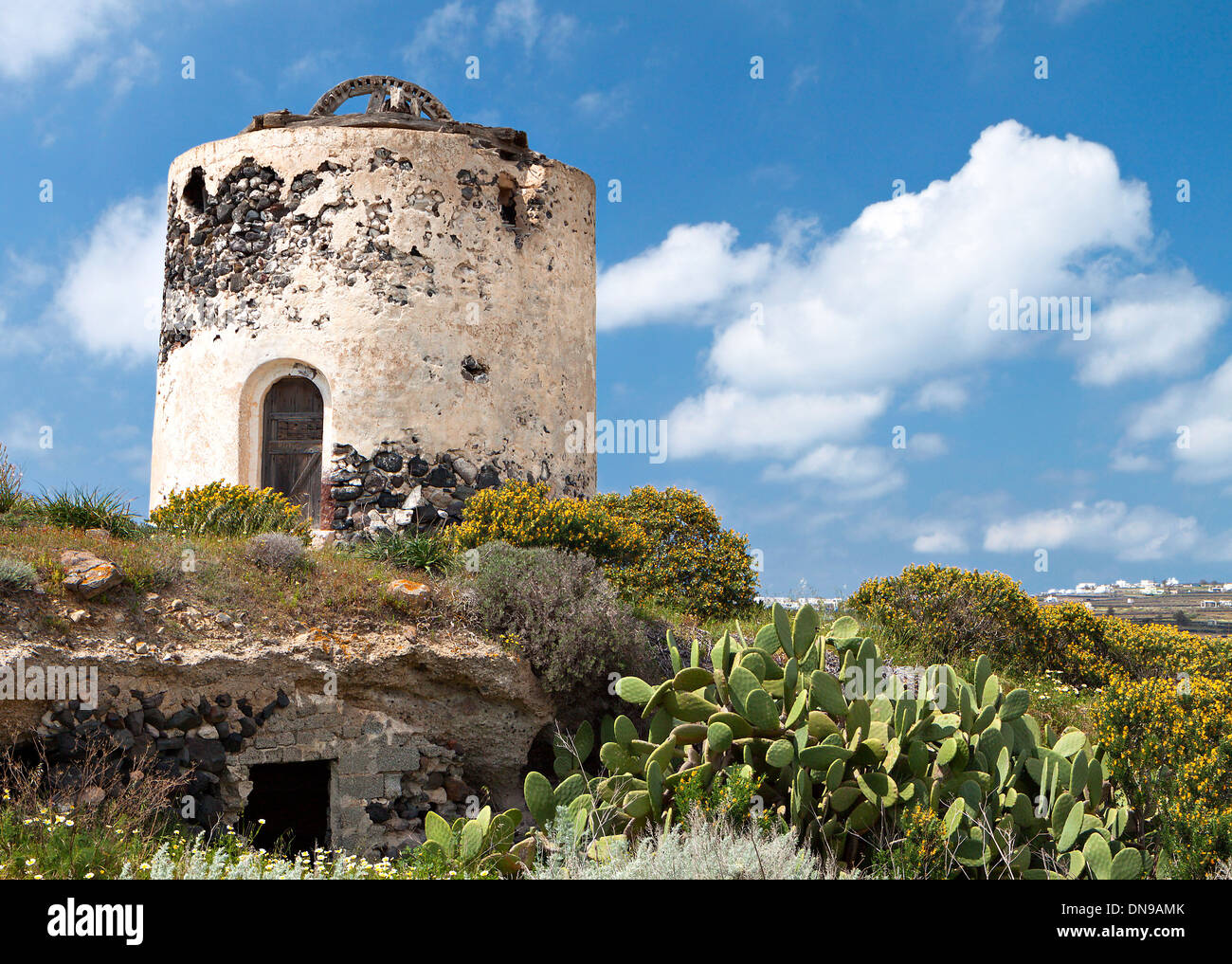 Isola di Santorini in Grecia. Vista di un vecchio mulino a vento tradizionale Foto Stock