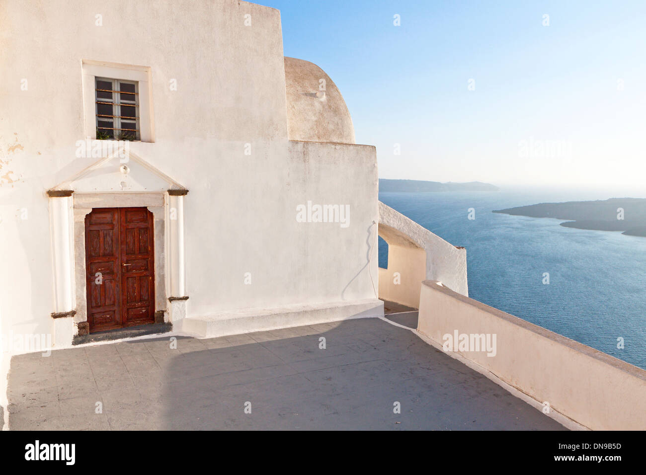 Isola di Santorini in Grecia. Vista di una vecchia chiesa tradizionale Foto Stock
