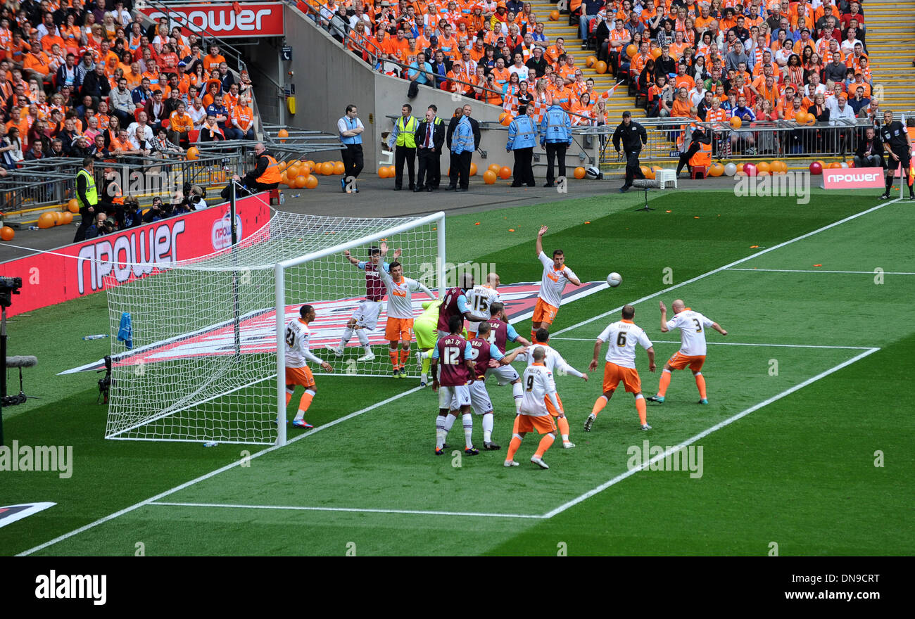 Azione di calcio a Wembley England Regno Unito Foto Stock