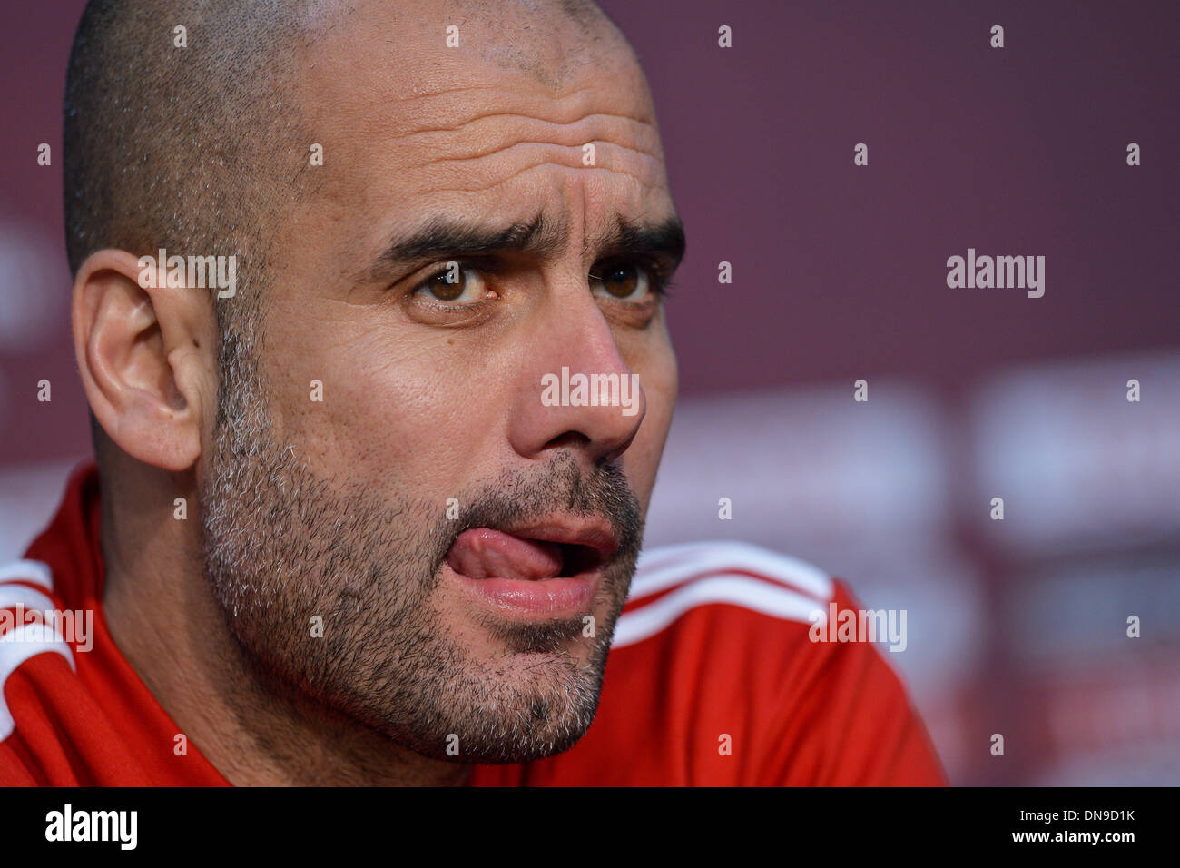 Marrakech, Marocco. Xx Dec, 2013. Il Bayern Monaco coach Pep Guardiola assiste ad una conferenza stampa presso il 'Stade de Marrakech' stadium a Marrakech, Marocco, 20 dicembre 2013. FC Bayern Monaco di Baviera riprodurrà il Raja Casablanca nel finale del Club World Cup il 21 dicembre 2013. Foto: David Ebener/dpa/Alamy Live News Foto Stock