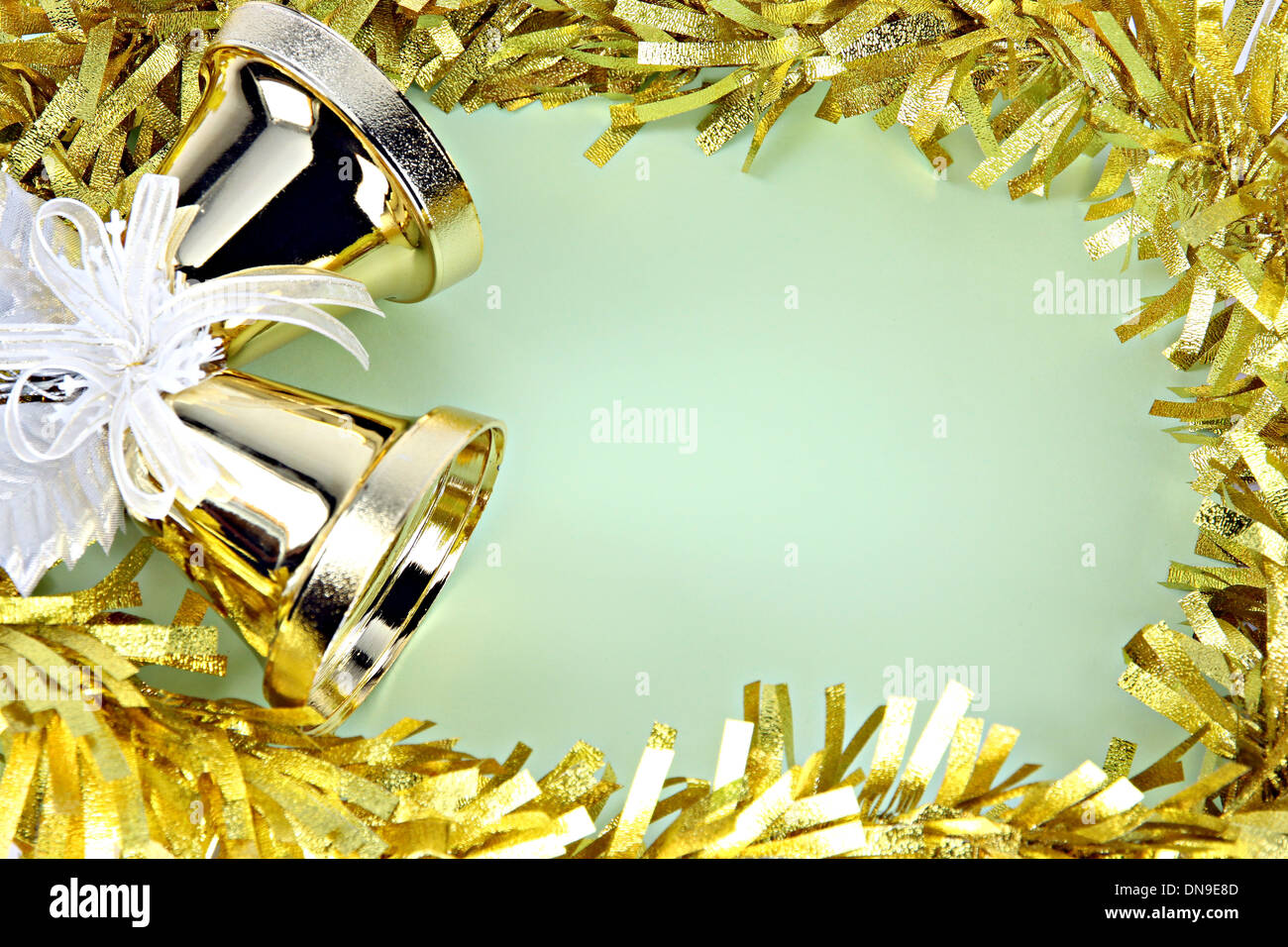 Croccante campanelli dorati e decorazioni nastro giallo si può usare in Natale e Anno Nuovo. Foto Stock