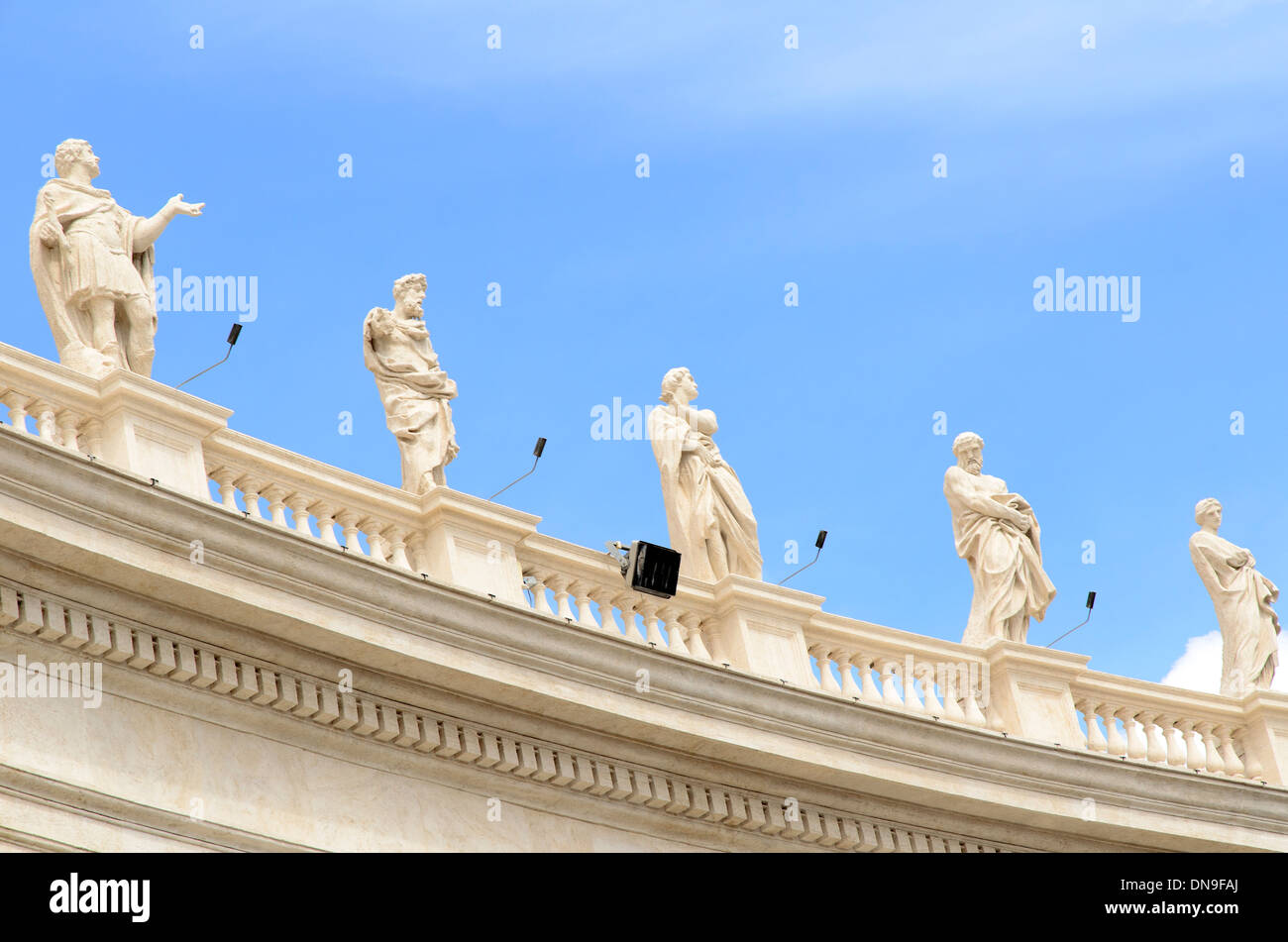Statua di oltre il colonnato di Piazza San Pietro di Bernini studiosi - Roma, Italia Foto Stock