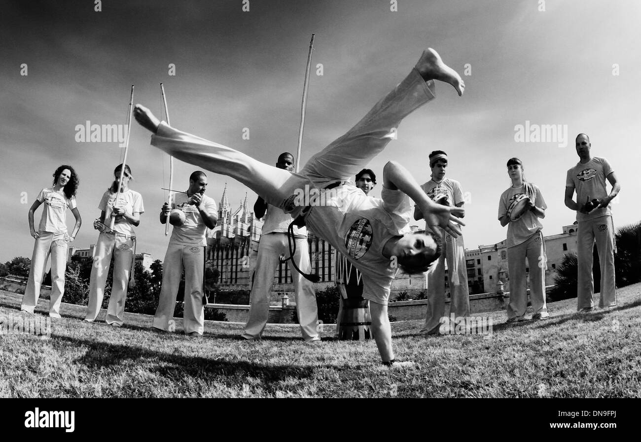 Persone di eseguire la capoeira in un parco sull'isola spagnola di Maiorca, Spagna. Foto Stock