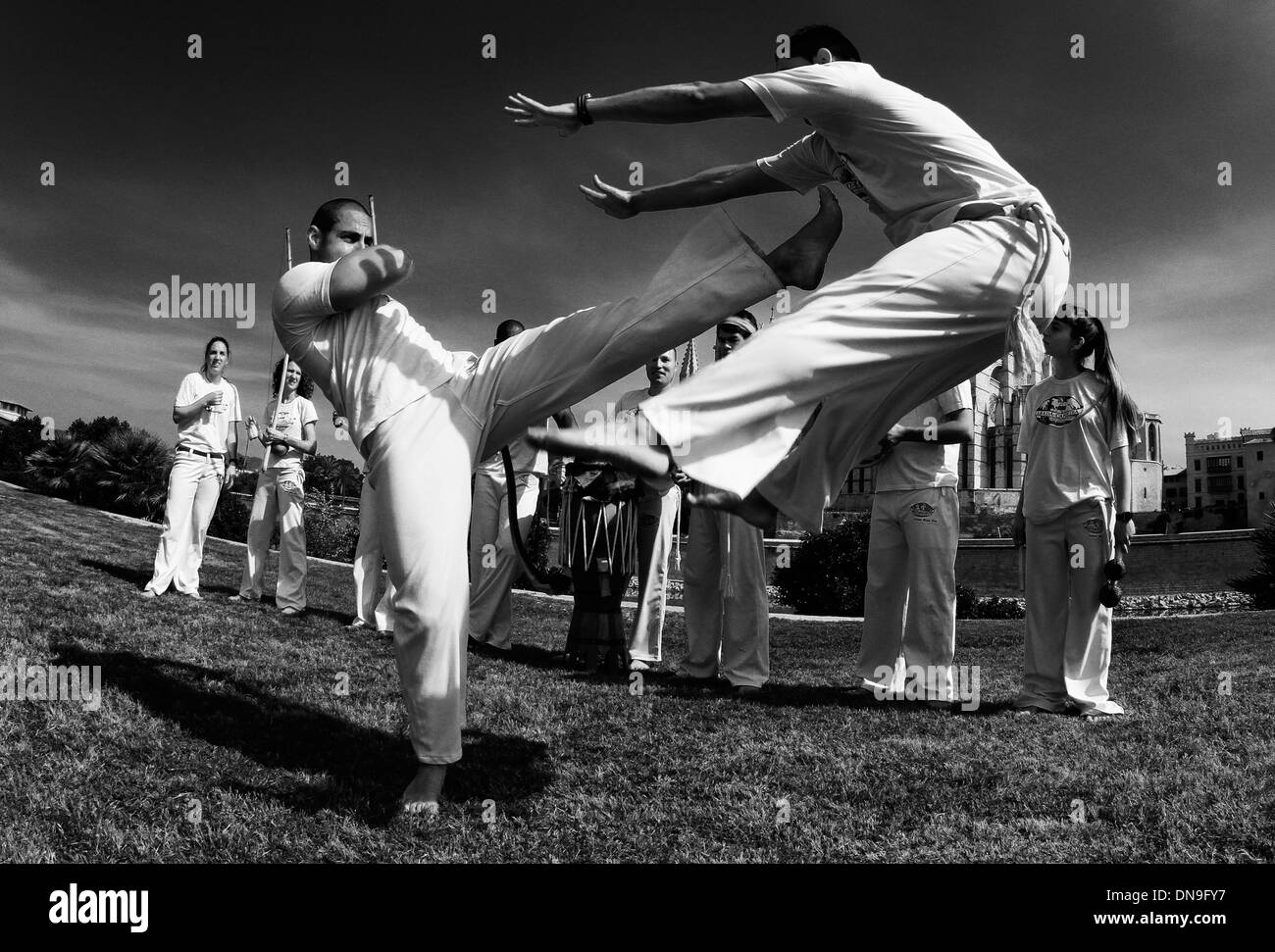 Persone di eseguire la capoeira in un parco sull'isola spagnola di Maiorca, Spagna. Foto Stock