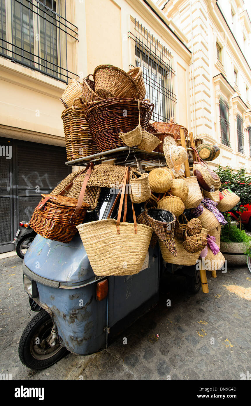 Cestini e sacchi di paglia su un Ape Car - Roma, Italia Foto Stock