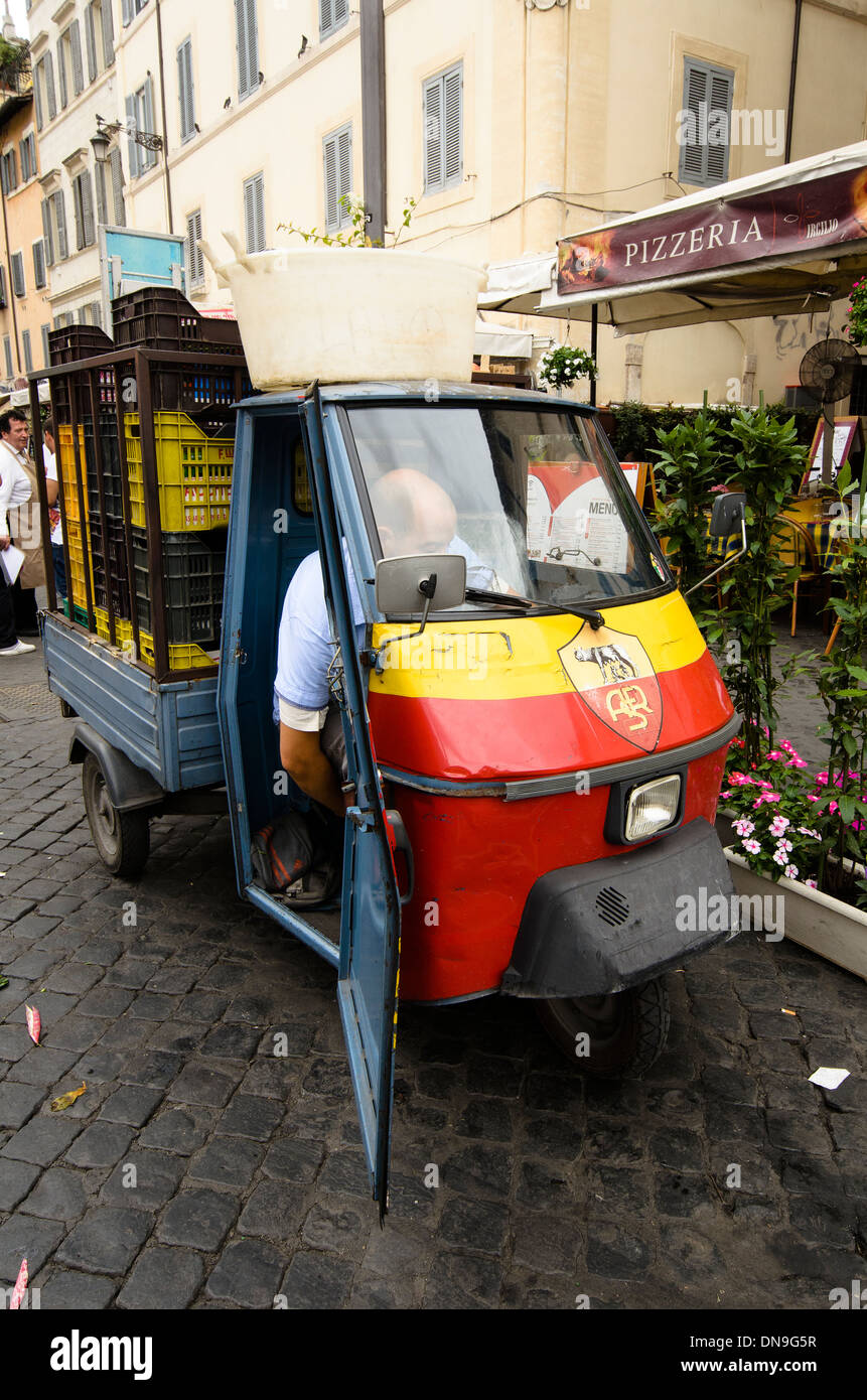 Ape car con AS Roma i colori nel Campo dei Fiori - Roma, Italia Foto Stock