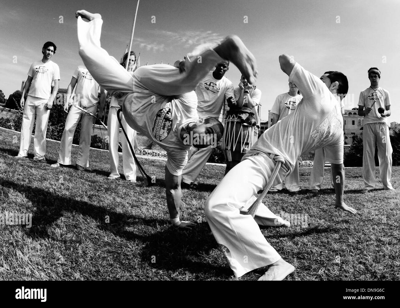 Persone di eseguire la capoeira in un parco sull'isola spagnola di Maiorca, Spagna. Foto Stock