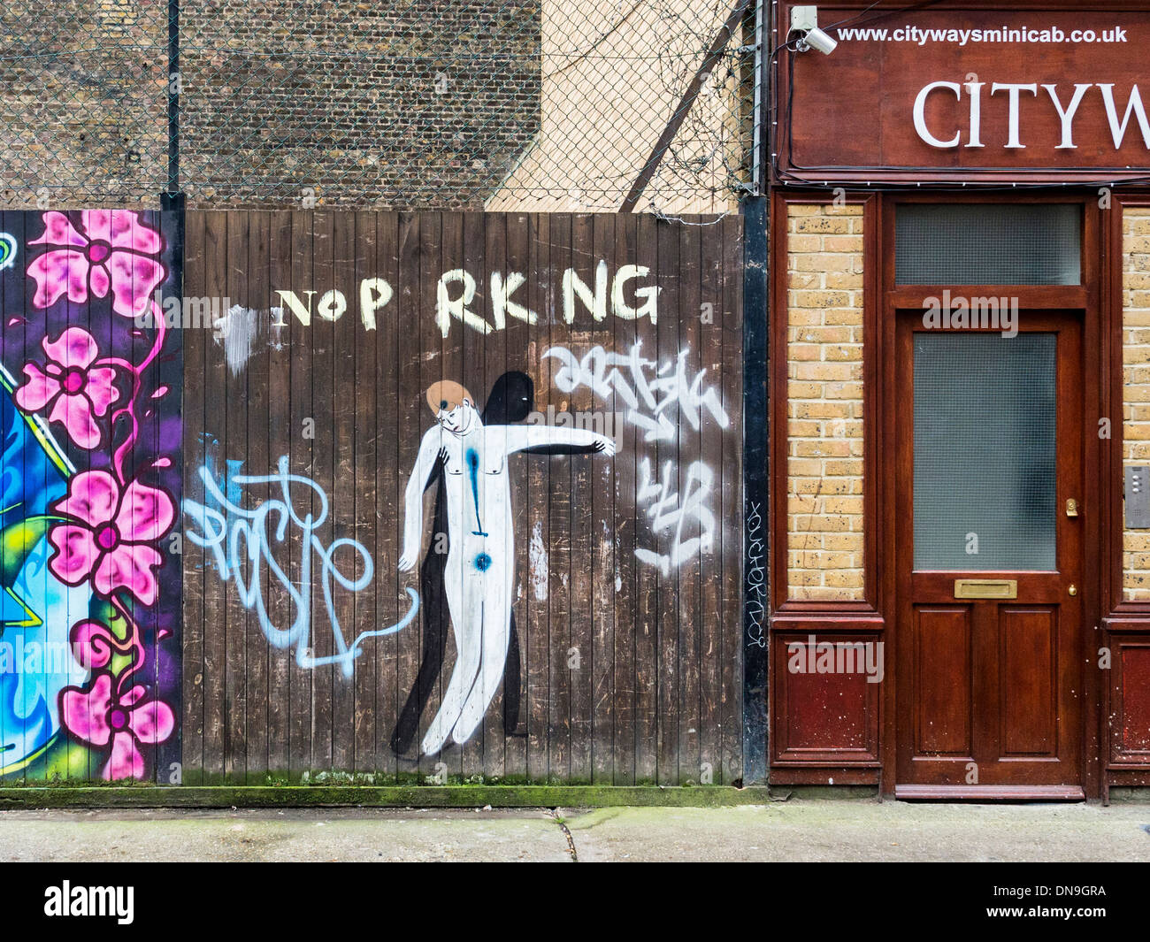 La street art e graffiti - bianco e nero le figure e fiori di colore rosa nel fashion street, off Brick Lane, Spitalfields, Londra Foto Stock