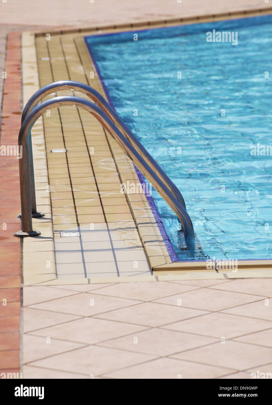 Scaletta di accesso piscina esterna Foto Stock
