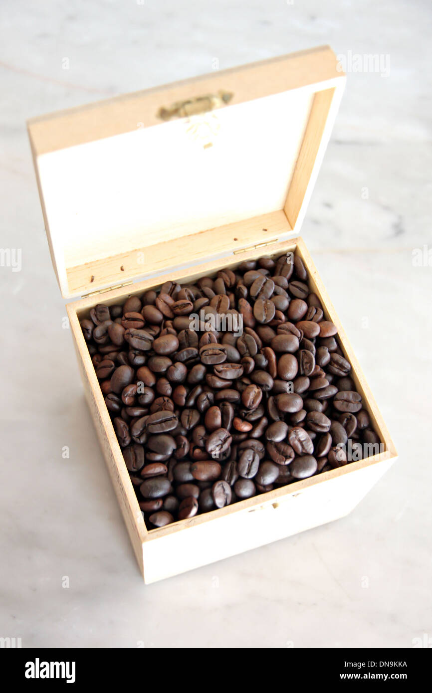 I chicchi di caffè in una scatola di legno. Foto Stock