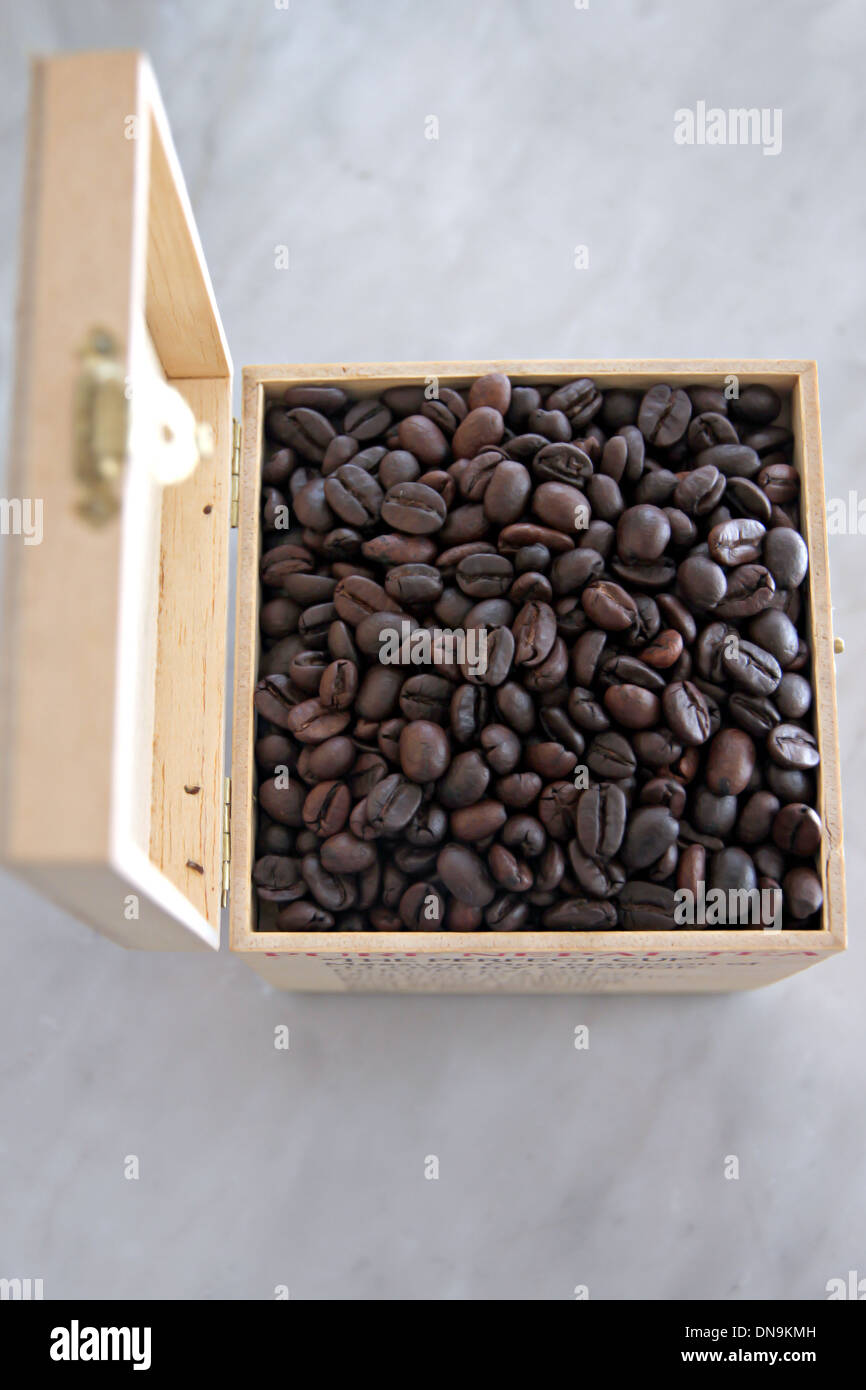 I chicchi di caffè in una scatola di legno. Foto Stock