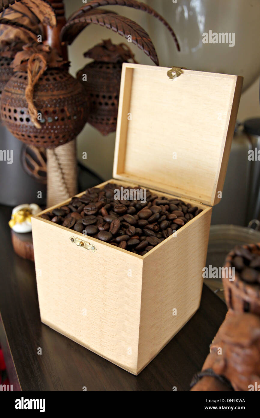 I chicchi di caffè in una scatola di legno. Foto Stock