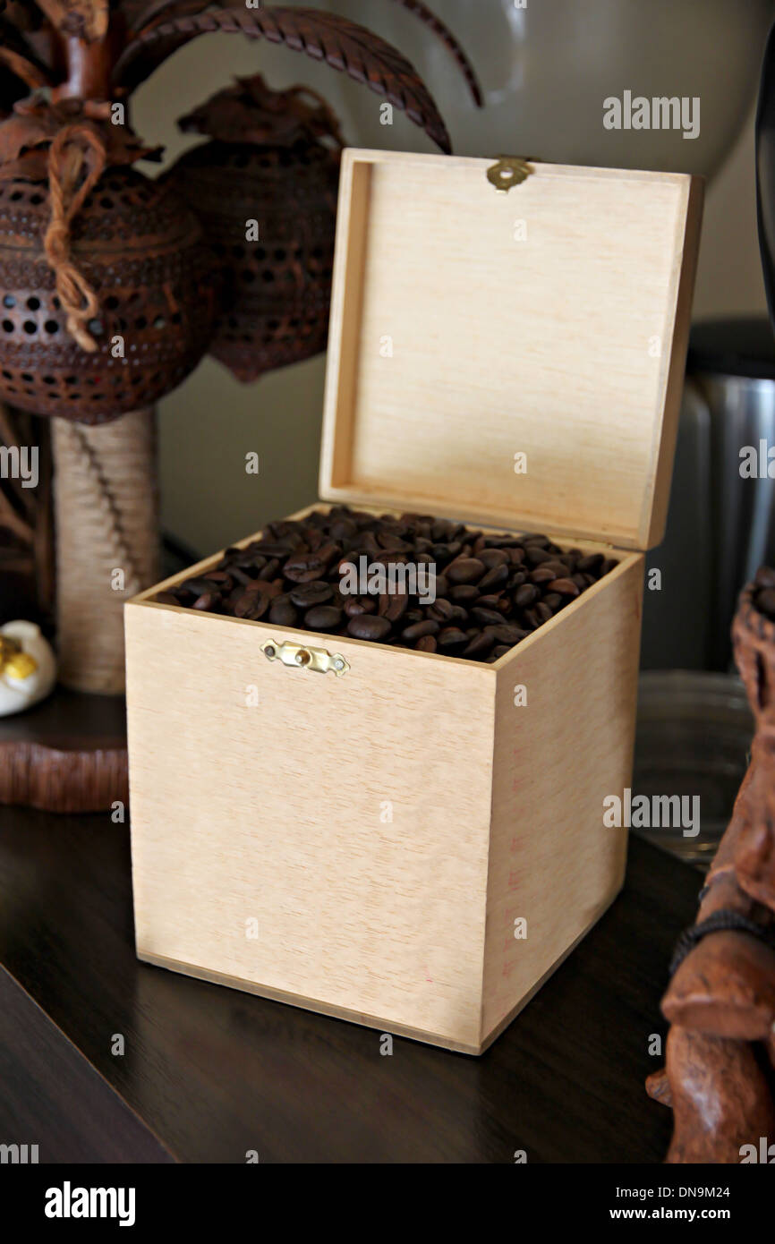 I chicchi di caffè in una scatola di legno. Foto Stock
