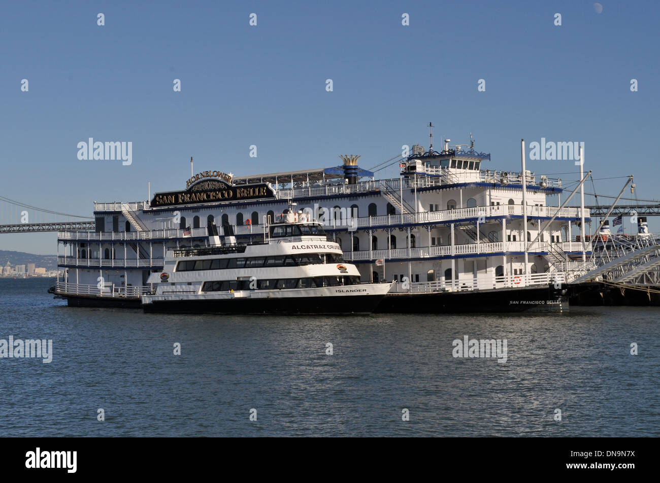 Vecchie barche ormeggiate a San Francisco pier Foto Stock