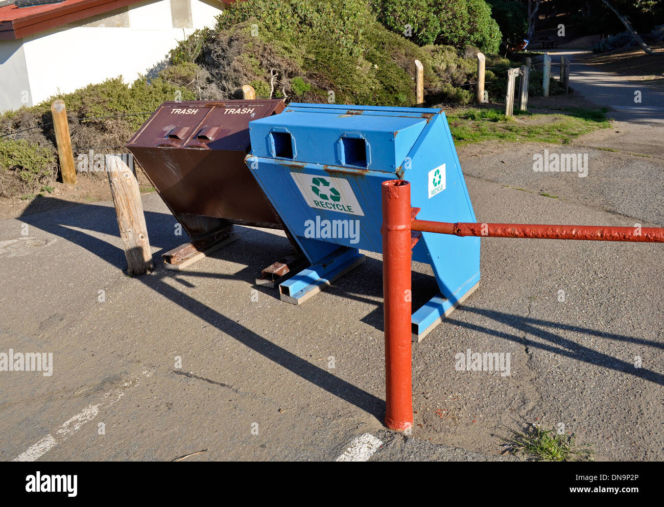 Il cestino e riciclare contenitori Al Baker Beach in San Francisco Foto Stock