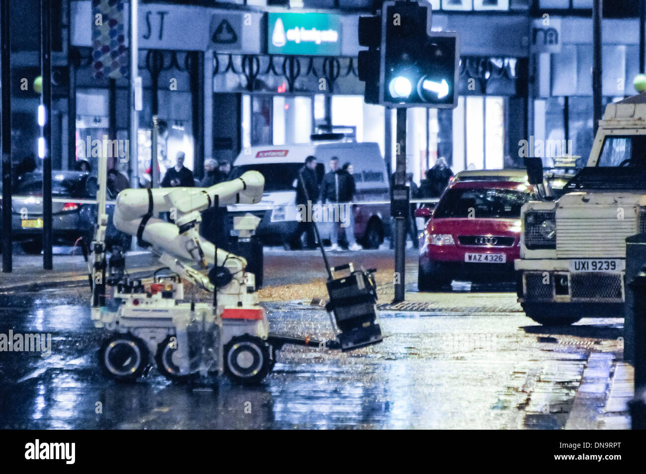 Northrop Grumman Remotec Andros robot utilizzato da bomba Smaltimento unità in tutto il mondo a disinnescare le bombe e IED in uso su una strada di Belfast Foto Stock