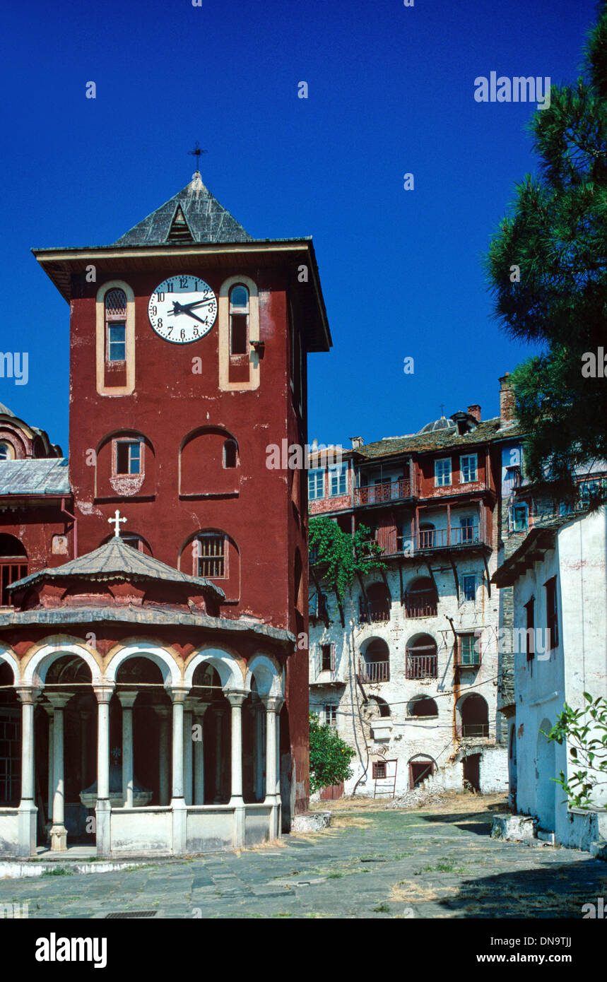 Cortile interno celle dei monaci & Belfry o Clock Tower Vatopedi Monastero Monte Athos in Grecia Foto Stock