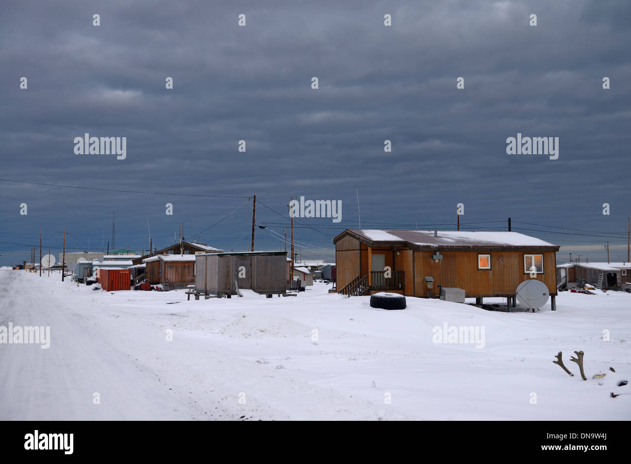 Nuvole scure su case all'alba nel villaggio eschimese di kaktovik alaska usa su the beaufort mare Oceano artico Foto Stock