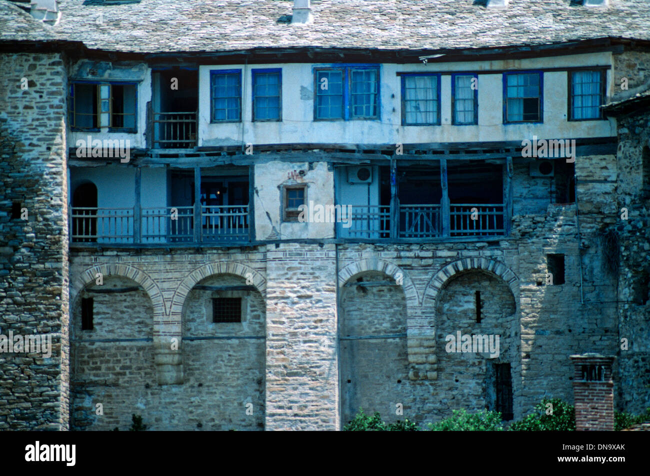 Facciata di celle dei monaci & Courtyard Xenophontos Greci Ortodossi Monastero Monte Athos in Grecia Foto Stock