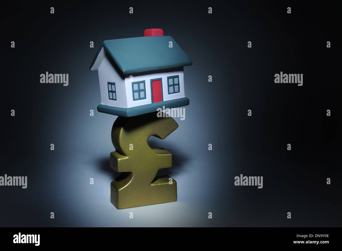 Casa sulla British pound SIGN RE L'economia di mercato di alloggiamento ipoteche salari prima volta casa acquirenti agenti immobiliari Costruzione di prezzi Foto Stock