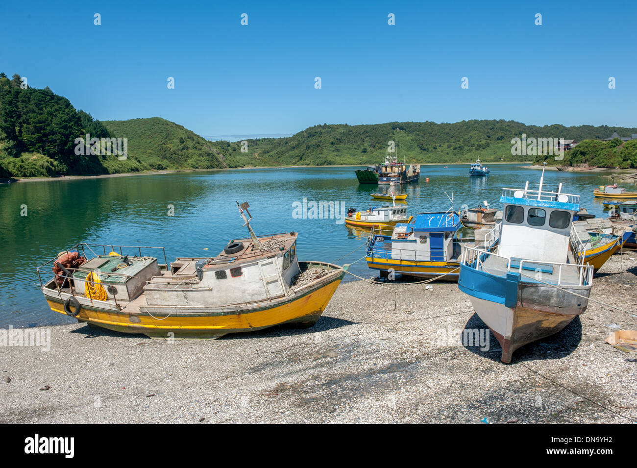 Barche sulla spiaggia in Puerto Montt, Cile Foto Stock