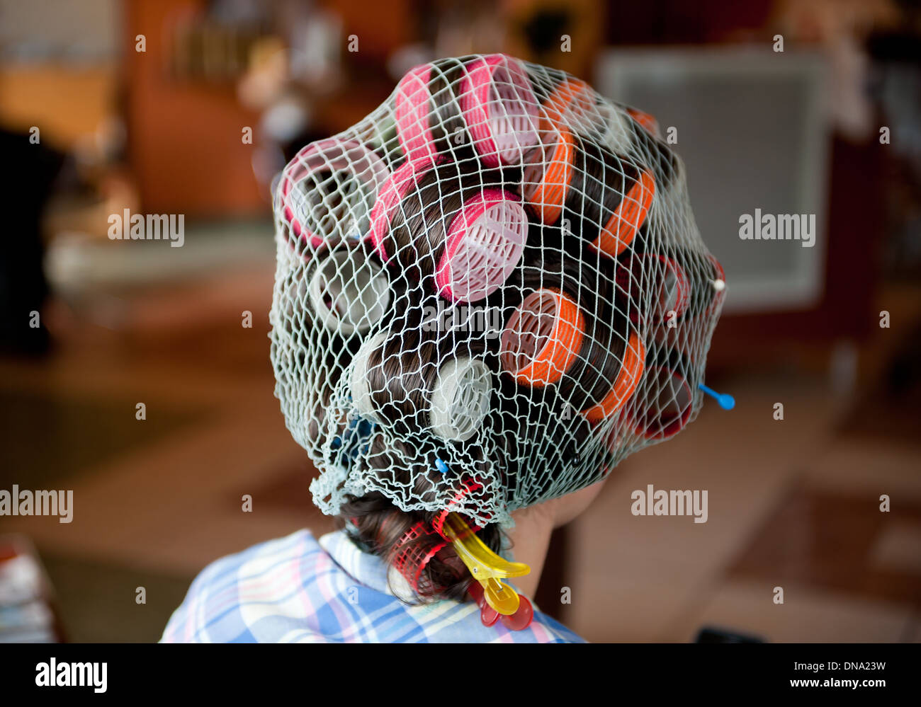Le donne in molti rulli colorati sulla testa Foto Stock
