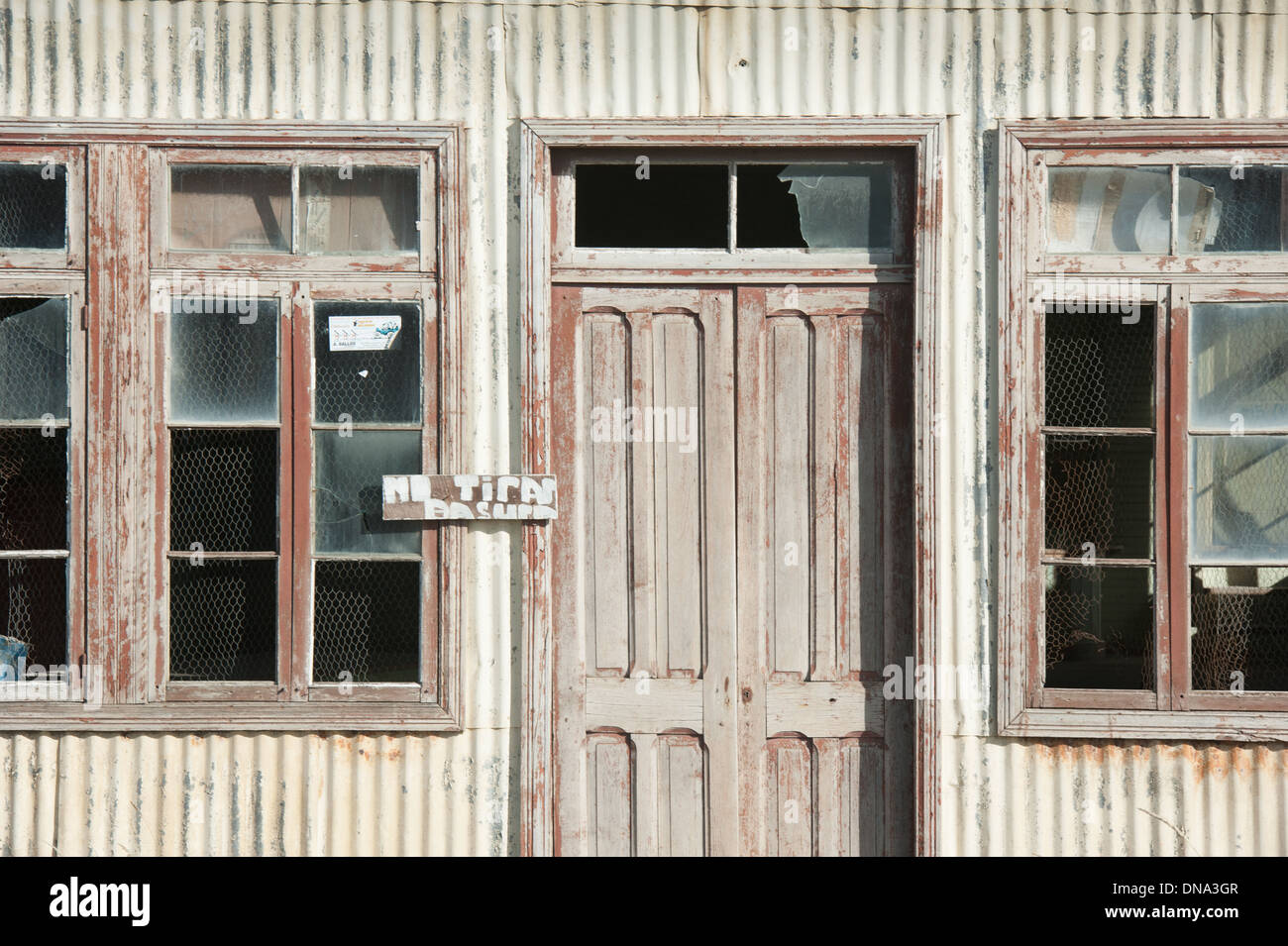 'No il littering' abbandonato Store, San Gregorio, Cile Foto Stock