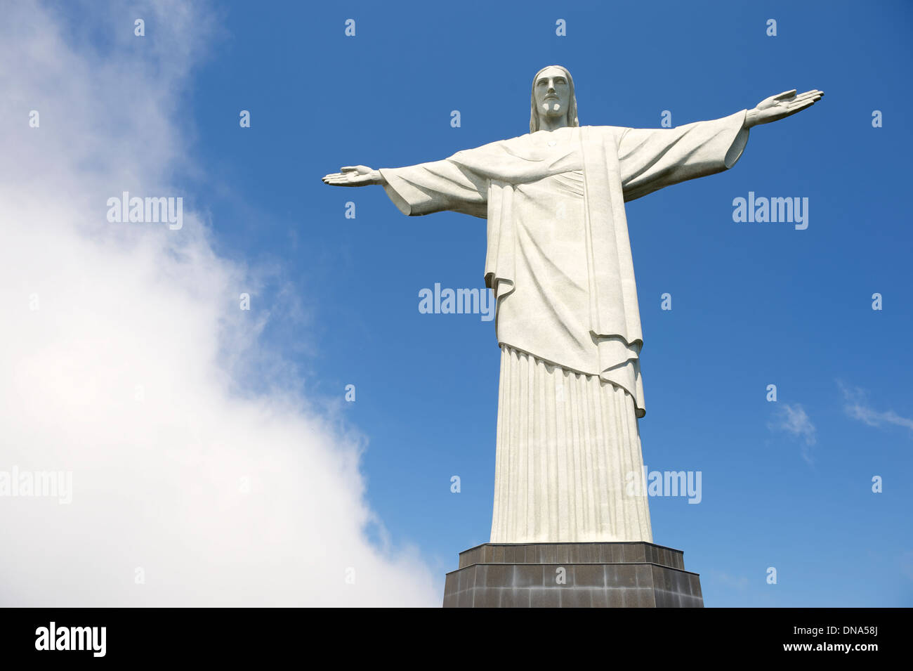 Meteo Corcovado Cristo Redentore sorge accanto alla nebbia di vorticazione nuvole a Rio de Janeiro in Brasile Foto Stock