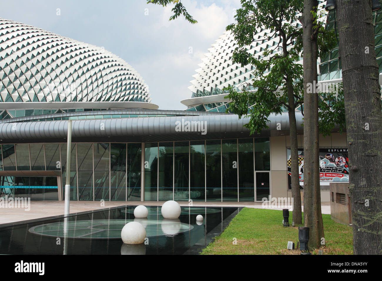 Piscina riflettente all'Esplanade, i teatri sulla baia. Singapore. Foto Stock