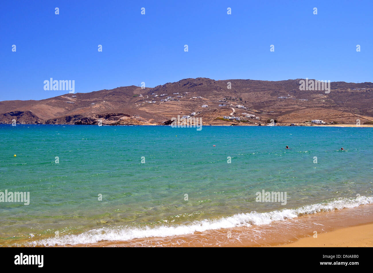 Le acque cristalline in Ftelia Beach a Mykonos, Grecia Foto Stock