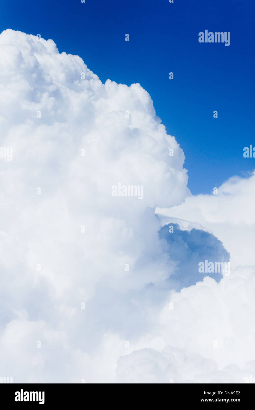 Cielo azzurro con nuvole bianche e gonfie immagini e fotografie stock ad  alta risoluzione - Alamy