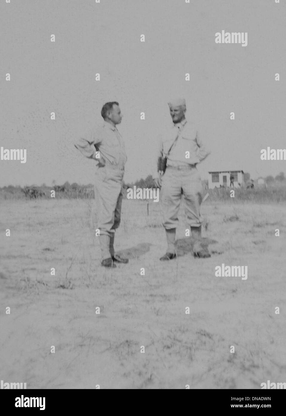 Due soldati, ritratto, durante la seconda guerra mondiale, HQ 2° Battaglione, 389a di fanteria, US Army Base Militare, Indiana, USA, 1942 Foto Stock