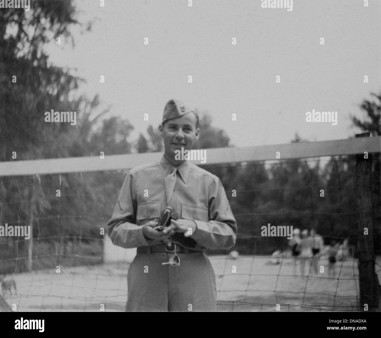 Soldato in uniforme nella parte anteriore della rete da pallavolo, ritratto, durante la seconda guerra mondiale, US Army Base Militare, Indiana, USA, 1942 Foto Stock