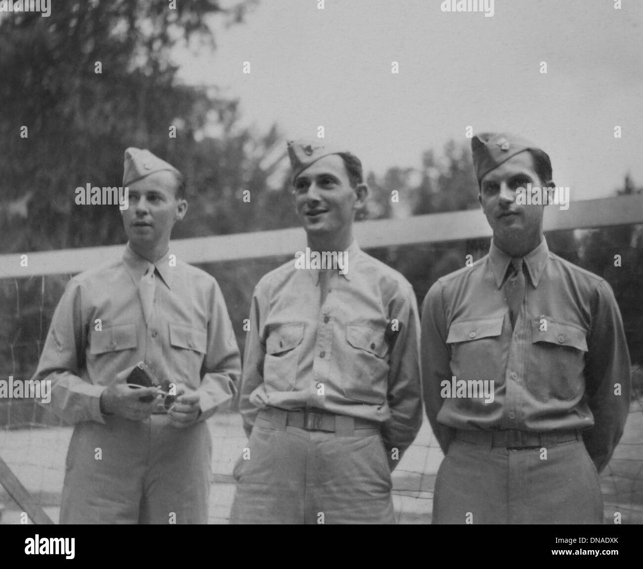 Tre soldati in uniforme di fronte Pallavolo Net, ritratto, durante la seconda guerra mondiale, US Army Base Militare, Indiana, USA, 1942 Foto Stock