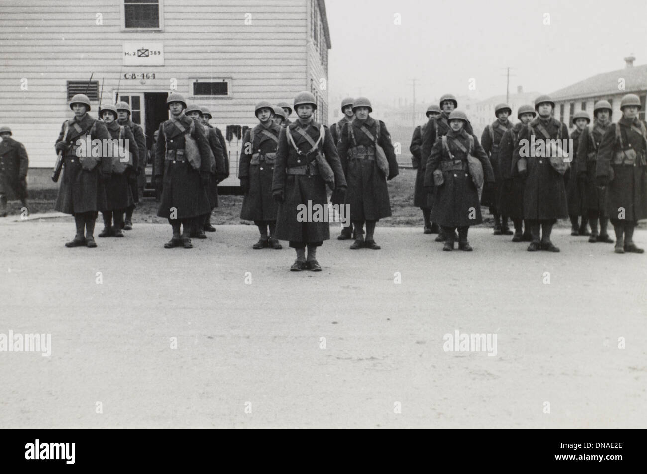 I militari a attenzione, durante la seconda guerra mondiale, HQ 2° Battaglione, 389a di fanteria, US Army Base Militare, Indiana, USA, 1942 Foto Stock