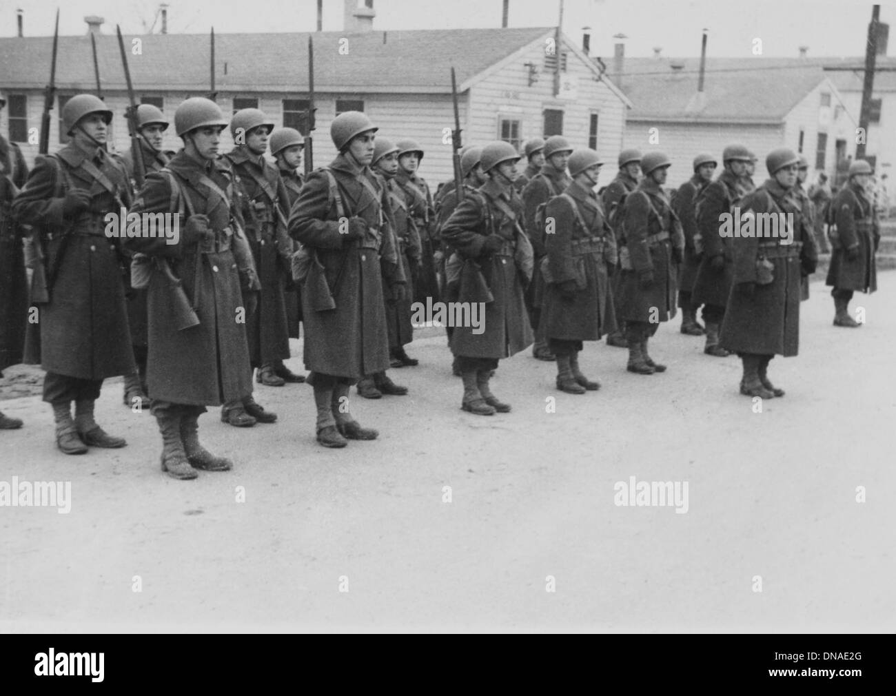 I militari a attenzione, durante la seconda guerra mondiale, HQ 2° Battaglione, 389a di fanteria, US Army Base Militare, Indiana, USA, 1942 Foto Stock