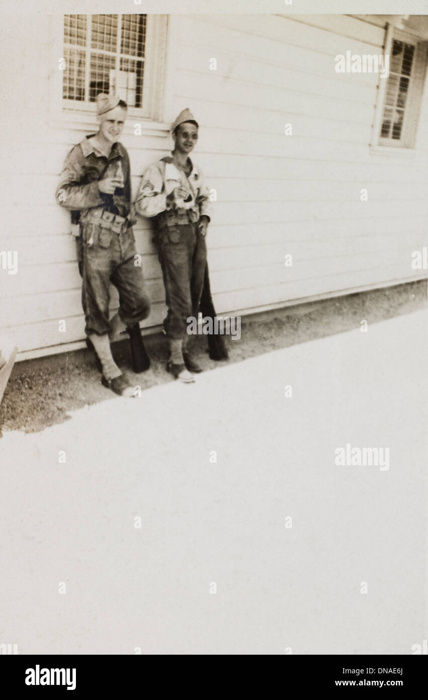 Ritratto di militari appoggiata contro la costruzione militare, durante la seconda guerra mondiale, US Army Base Militare, Indiana, USA, 1942 Foto Stock