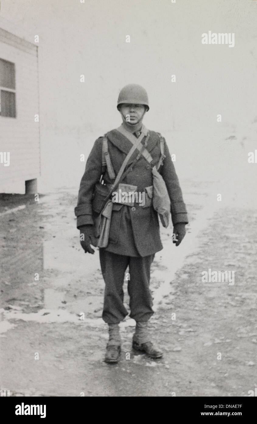 Militare in uniforme, Outdoor ritratto, durante la seconda guerra mondiale, HQ 2° Battaglione, 389a di fanteria, US Army Base Militare, Indiana, USA, 1942 Foto Stock