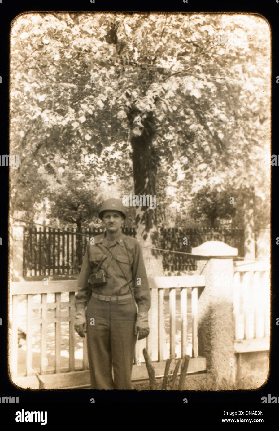 Soldato in piedi vicino al recinto, ritratto, durante la seconda guerra mondiale, terza divisione dell esercito, noi esercito militare, Europa 1943 Foto Stock