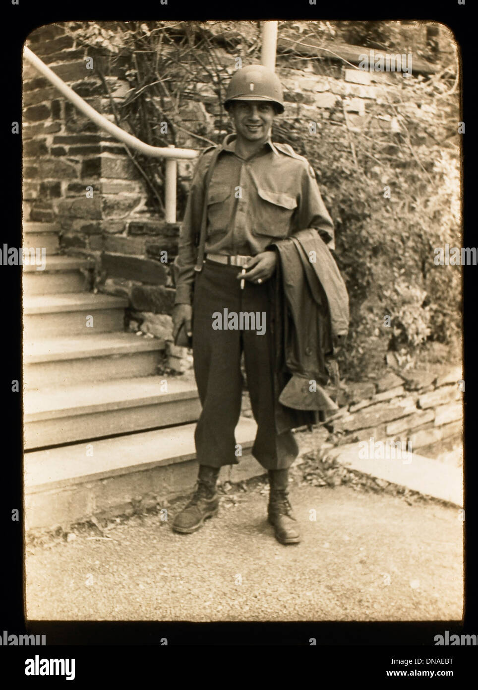 Soldato sorridente con la sigaretta, ritratto, durante la seconda guerra mondiale, terza divisione dell esercito, noi esercito militare, Europa 1943 Foto Stock