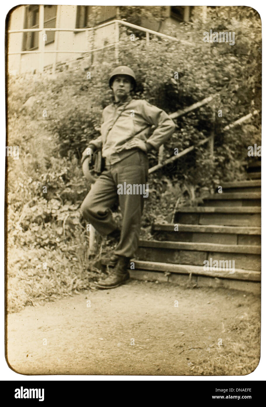 Soldato alla base della Scala, ritratto, durante la seconda guerra mondiale, terza divisione dell esercito, noi esercito militare, Europa 1943 Foto Stock