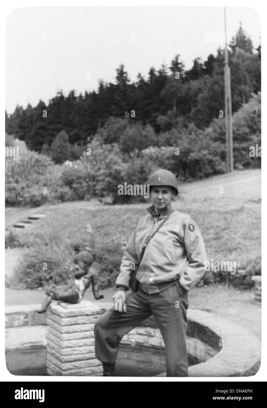 Soldato vicino alla fontana, ritratto, durante la seconda guerra mondiale, terza divisione dell esercito, noi esercito militare, Europa 1943 Foto Stock