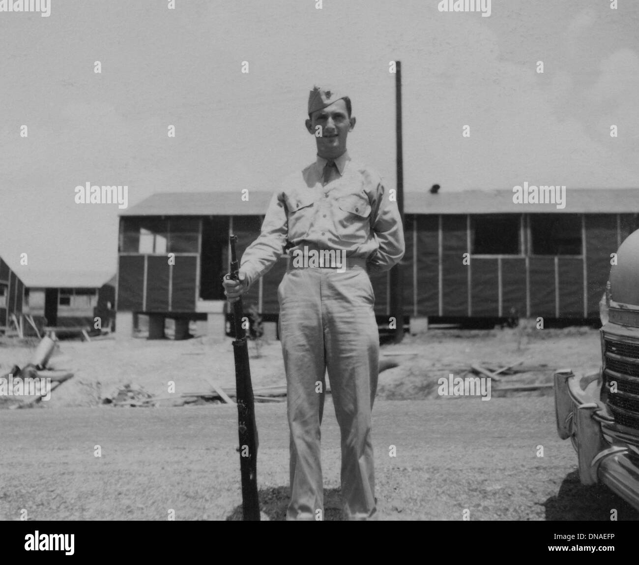 Soldato in uniforme con la pistola, ritratto, durante la seconda guerra mondiale, HQ 2° Battaglione, 389a di fanteria, US Army Base Militare, Indiana, USA, 1942 Foto Stock