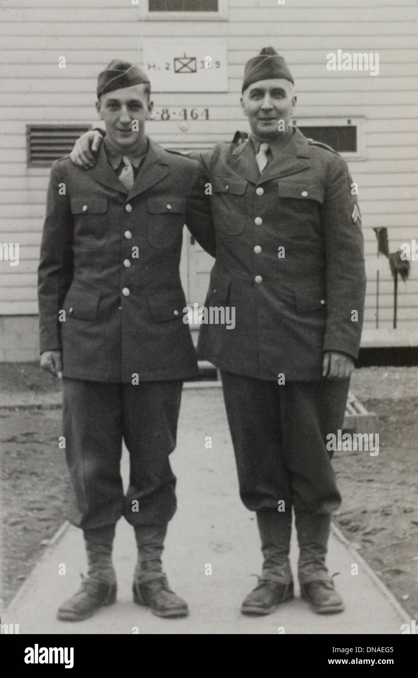 Due soldati in uniforme, ritratto, durante la seconda guerra mondiale, HQ 2° Battaglione, 389a di fanteria, US Army Base Militare, Indiana, USA, 1942 Foto Stock