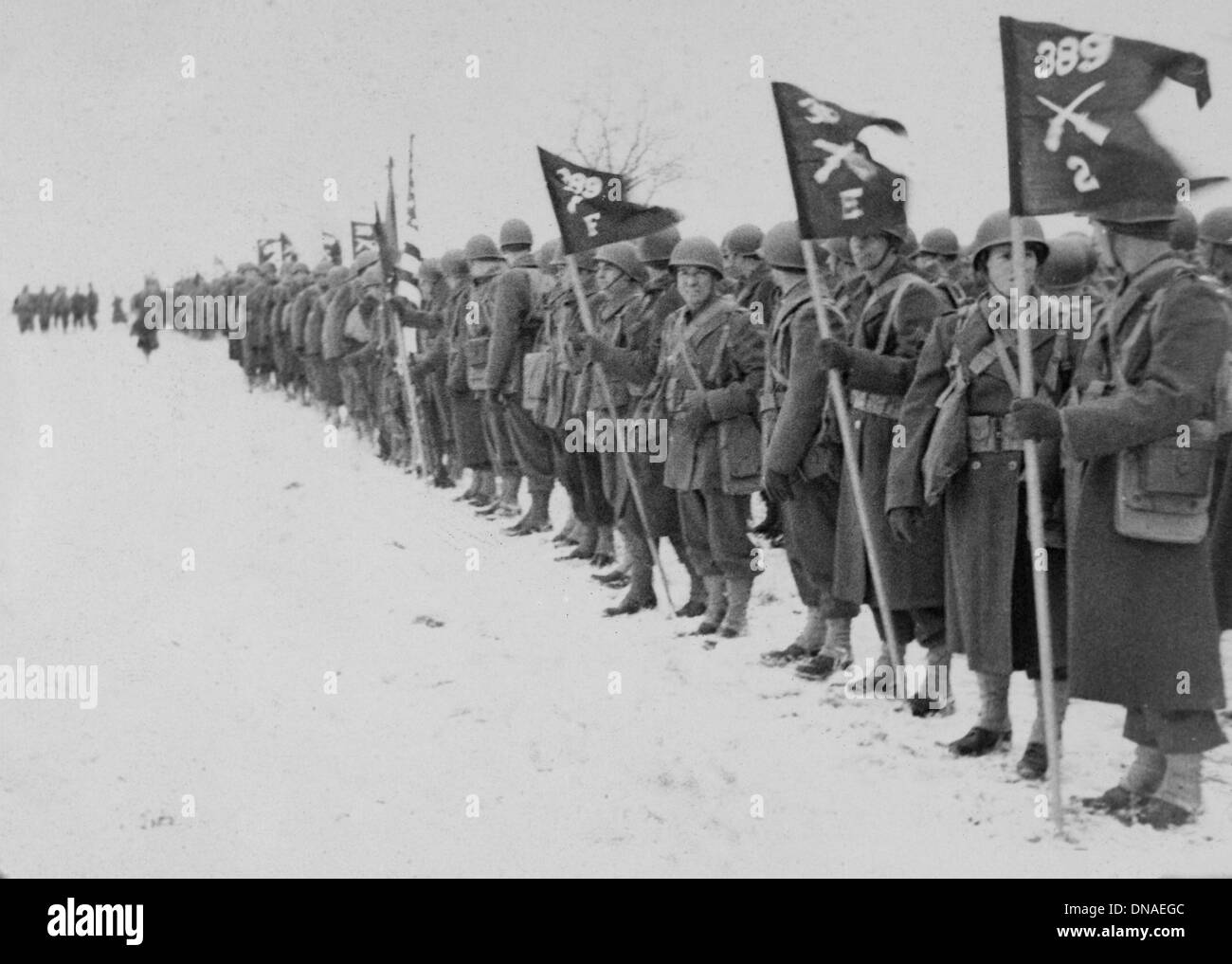 I soldati schierati in Snow, seconda guerra mondiale, HQ 2° Battaglione, 389a di fanteria, US Army base militare, Indiana, USA, 1942 Foto Stock