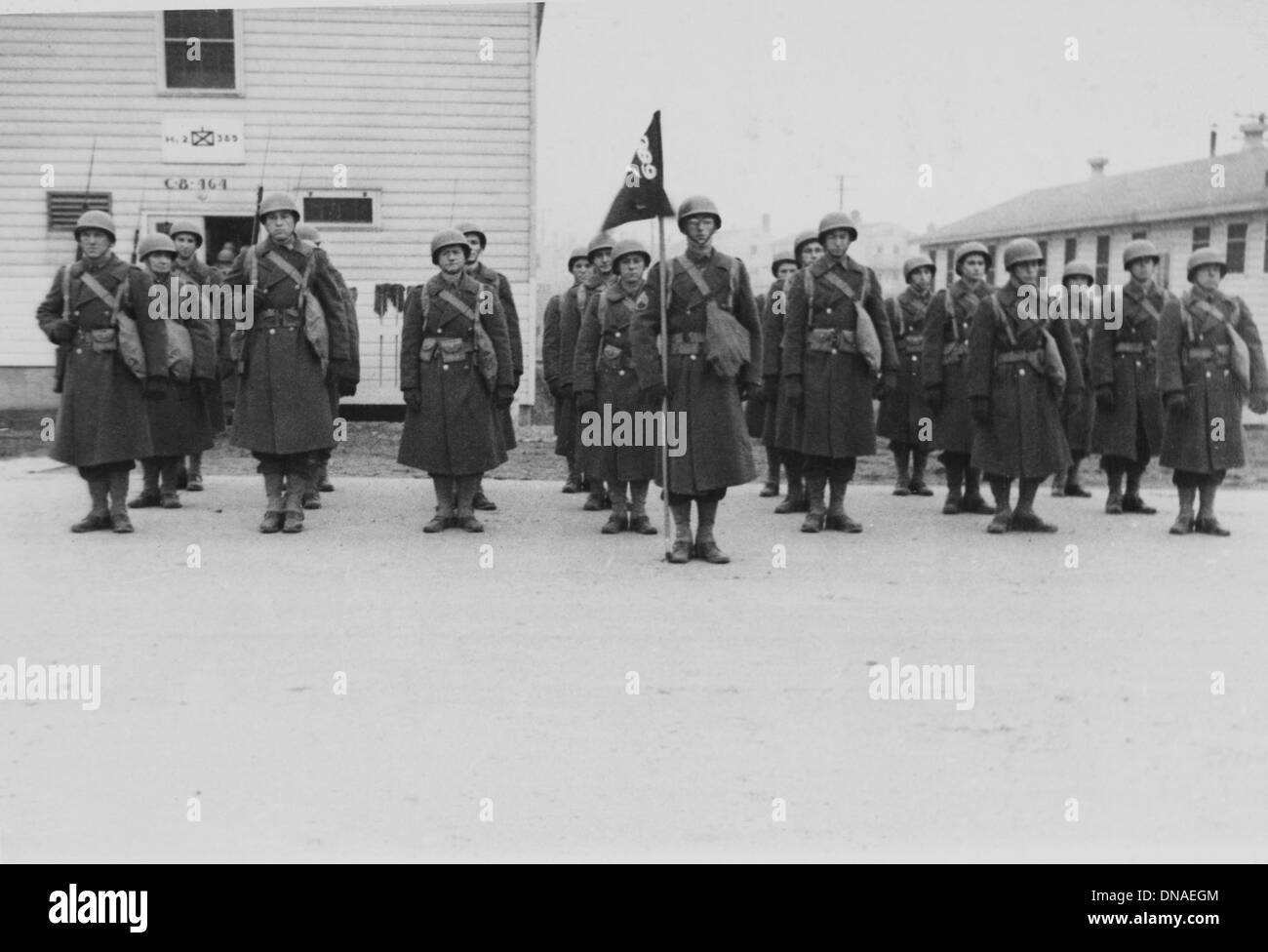 I militari a attenzione, durante la seconda guerra mondiale, HQ 2° Battaglione, 389a di fanteria, US Army base militare, Indiana, USA, 1942 Foto Stock